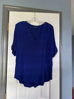 Women Active Basic Size M Blue Short Sleeve Top Hi-Low Dolphin Hem VGUC